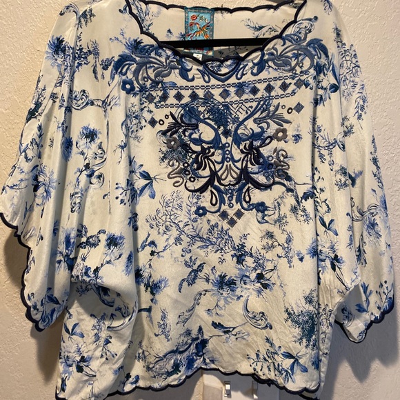 Rare Johnny was blue white embroidered 100% silk short sleeve blouse floral - Picture 2 of 10